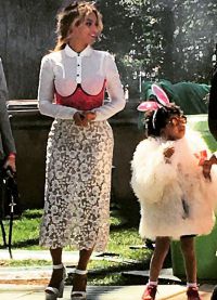 4-летняя Блю Ави была в стильном наряде пасхального кролика