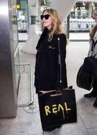 Папарацци запечатлели Мадонну в аэропорту Лондона
