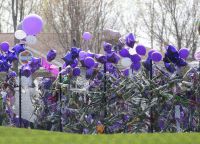 Они принесли к дому певца фиолетовые воздушные шары. Этот цвет очень нравился певцу