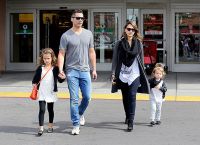 Джессика Альба с мужем и детьми 7-летней Онор и 4-летней Хэвен