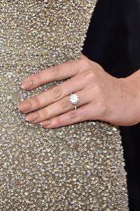 На ее руке блестело кольцо с большим камнем