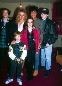 Вуд с сыновьями Джесси, Тайроном и Джейми и дочерью Леа со своей второй женой Дж