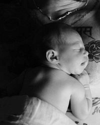 Дасти Роуз спит на татуированной груди своего папы