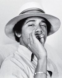  Обама в молодости курил марихуану. На фото в 1980 году