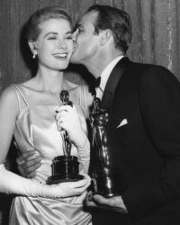 Грейс Келли и Марлон Брандо радуются полученным "Оскарам" ( фото 1955 года)