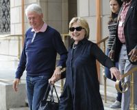 Хиллари и Билл Клинтон покидают больницу Леннокс 