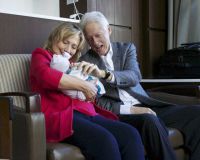 Хиллари и Билл нянчат внучку