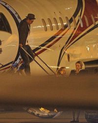 Инцидент якобы произошел на борту самолета, в котором летела семья Джоли-Питта