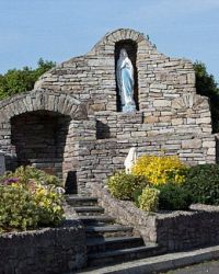 Катриона похоронена на кладбище в Ирландии