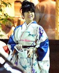 Красивое кимоно украшали синие и фиолетовые цветы