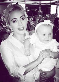 Леди Гага, у которой пока нет своих детей, на прошлой неделе стала крестной мамо