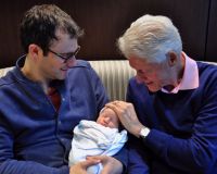 Марк Мезвински и Билл Клинтон с малышом Эйданом