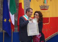 Мэр города Луиджи Де Маджистрис  вручил награду легендарной актрисе