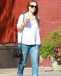 Оливия в джинсах и белой рубашке прогуливалась по солнечному Нью-Йорку