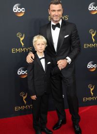 Шрайбер взял с собой старшего сына на Emmy Awards 2016