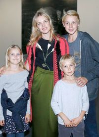 Топ-модель с сыновьями Лукасом и Виктором и дочерью Невой