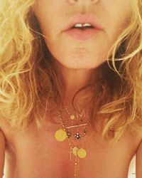 В среду в соцсети Мадонна разместила обнаженное селфи