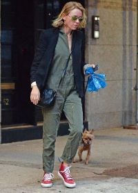 Вчера папарацци запечатлели грустную Уоттс на прогулке с собакой