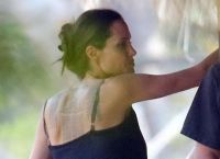 Джоли и ее новые татуировки на спине
