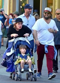 Певица Адель со своим сыном и гражданским мужем на прогулке
