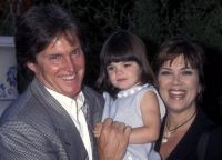 Брюс Дженнер еще в мужском обличии с женой и с дочкой на руках