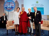 Далай-лама XIV и Леди Гага встретились на конференции в Индианаполисе