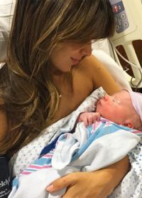 Хилария Болдуин с новорожденным сыном