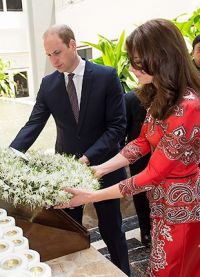Принц Уильям и Кейт Миддлтон устанавливают венок в память погибших в отеле