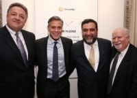 Джордж Клуни с членами отборочной комиссии