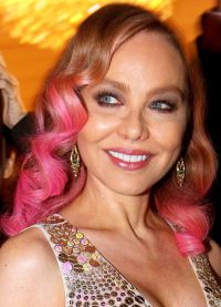 В 2013 году у актрисы появились розовые волосы