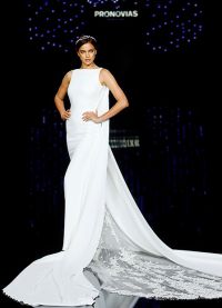 Третье платье Ирины Шейк на показе свадебной моды