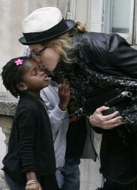 Мадонна с девочкой прекрасно ладят
