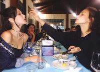 По окончанию своих фотосессий Белла Хадид и Ирина Шейк отправились в местный ресторан на ужин
