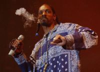 Snoop Dogg довольно часто курит каннабис на своих концертах