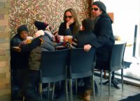 Джоли и Питт ходят с детьми в ресторан, но могут оставить их на нянь в любой момент