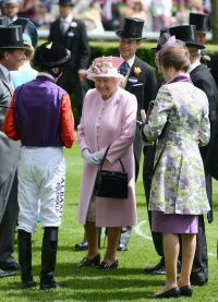 Королева Великобритании общается с жокеем