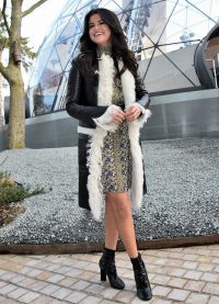 В 2015 году Селена Гомес посетила модный показ Louis Vuitton в Париже