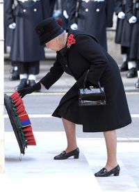 Королева Елизавета II положила венок из маков к мемориалу
