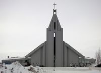 Церковь Глерауркиркья по виду напоминает выброс гейзера