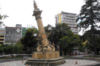 Памятник на площади Анибал Пинто
