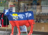 Cкульптура коровы на улице Ойле
