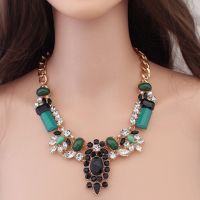 Ожерелье с драгоценными украшениями подвесками