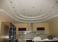 Дизайн потолка на кухне1
