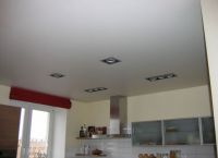 Дизайн потолка на кухне3
