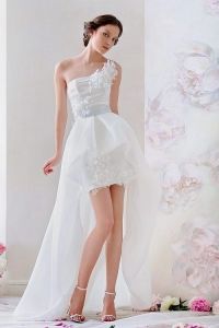 Короткие свадебные платья со шлейфом 3