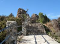 Лестница от площадки к монастырю
