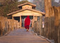 Монах на мосту
