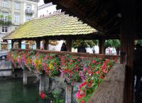 Мост украшен цветами