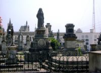Надгробные статуи на кладбище
