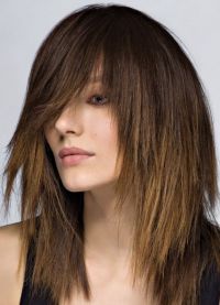 женская стрижка лесенка на средние волосы 2